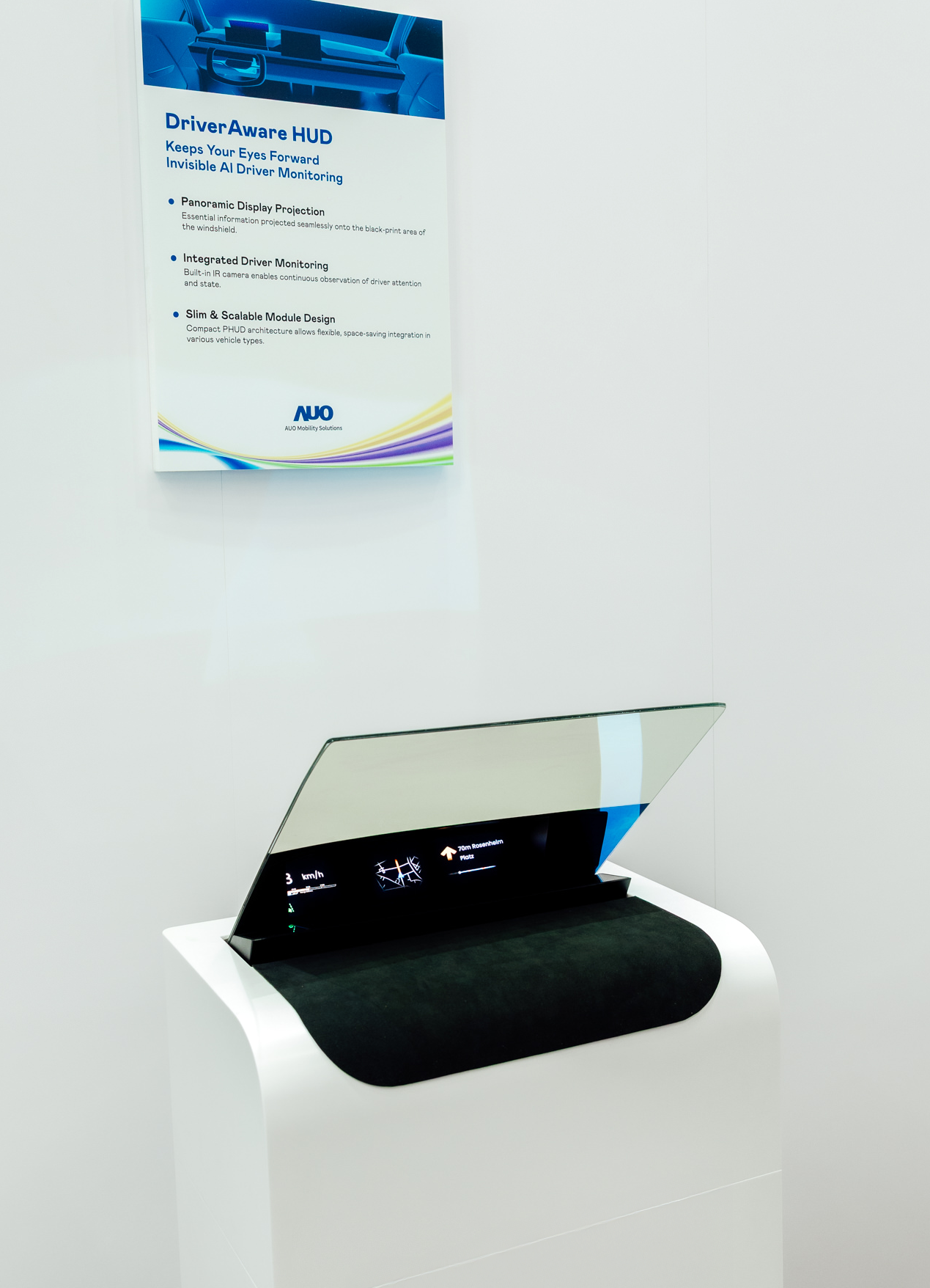 DriverAware HUD结合抬头显示器与隐藏式红外线摄影机，将车速、导航及警示讯息投影于挡风玻璃上，完美对齐驾驶目不离路的视线，同时，透过AI 监控驾驶注意力以提升安全性。